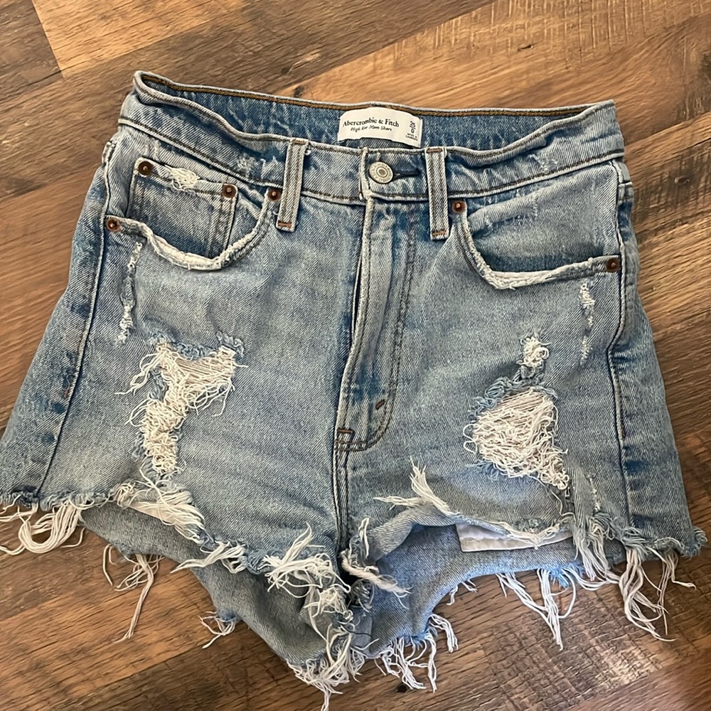 Abercrombie & Fitch High Rise Mom Short. Size 0 (25).
